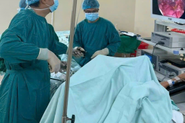 Phẫu thuật nội soi cắt túi mật, mở ống mật chủ lấy sỏi cho bệnh nhân cao tuổi với nhiều bệnh lý nền