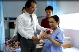 Bệnh nhân Tâm Trí Đà Nẵng bất ngờ vì được nhận hoa mừng 8/3 ngay trên giường bệnh