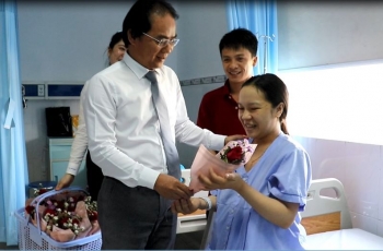 Bệnh nhân Tâm Trí Đà Nẵng bất ngờ vì được nhận hoa mừng 8/3 ngay trên giường bệnh
