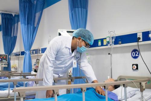 CỨU SỐNG THÀNH CÔNG BỆNH NHÂN NGƯNG TIM DO CƠN HEN PHẾ QUẢN ÁC TÍNH