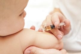 Vì sao cần tiêm vắc xin cho trẻ và có rủi ro gì khi tiêm không?